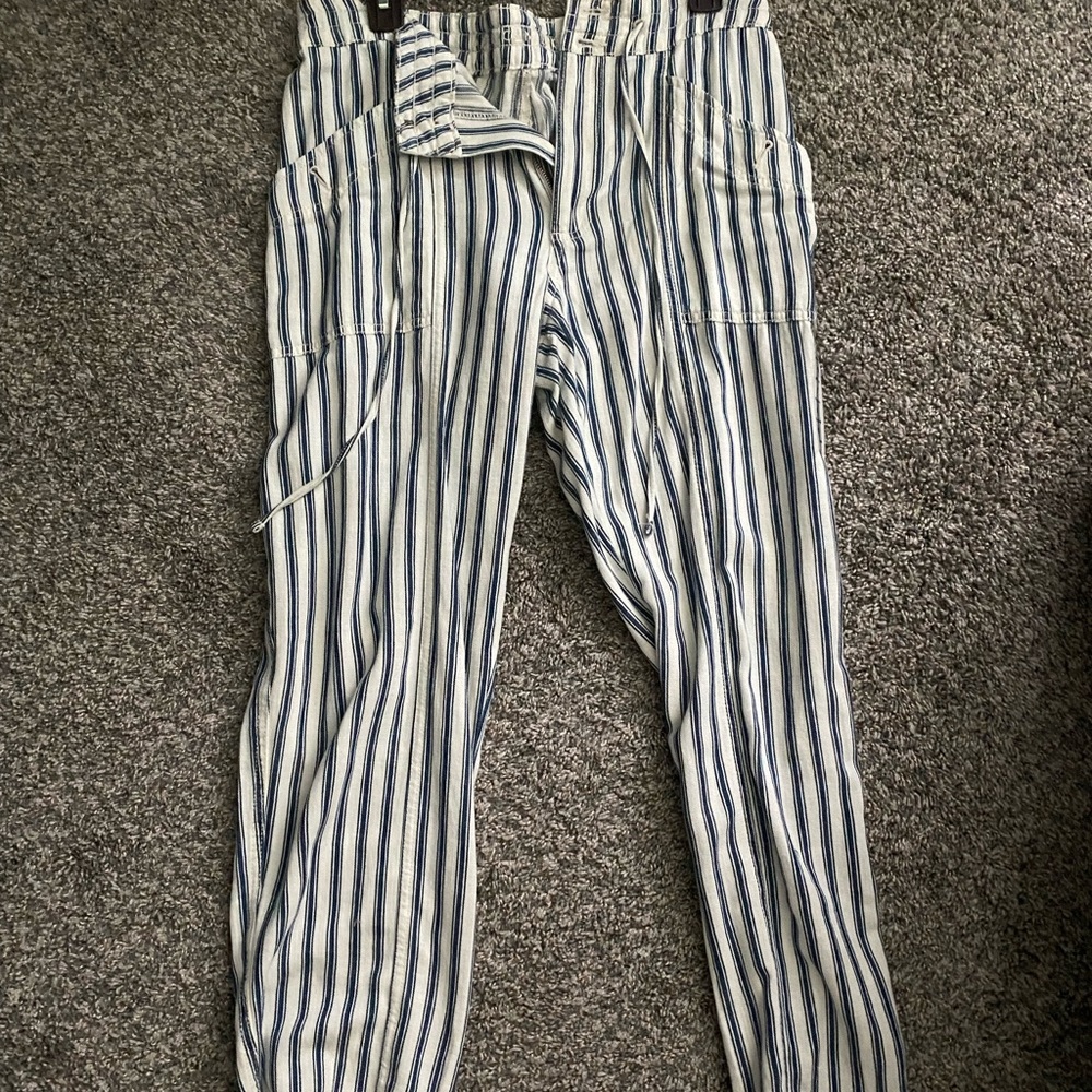 American Eagle Flowy pants Size 8 (Never worn)